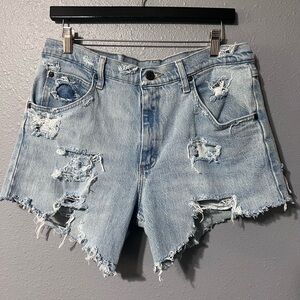 Wrangler Women's Frayed Raw Hem Jean Short Sz 32 High Rise Light Wash Distressed